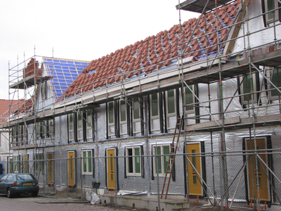 902864 Gezicht op de bouw van nieuwe woningen ter plekke van de gesloopte 'Kleine Wijk', aan het Ondiep te Utrecht.